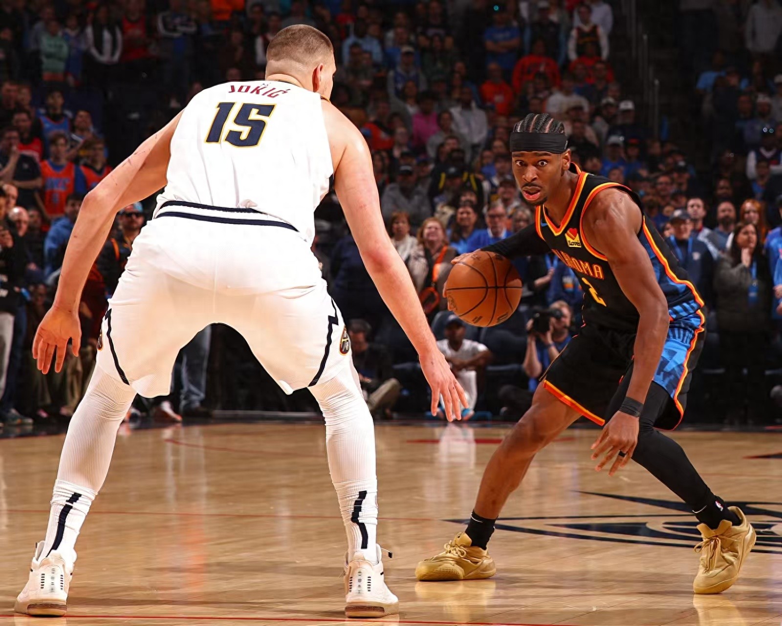 包含赛前欧篮联焦点战，俄克拉荷马雷霆手感冰凉，气氛紧张，轮换策略成焦点的词条