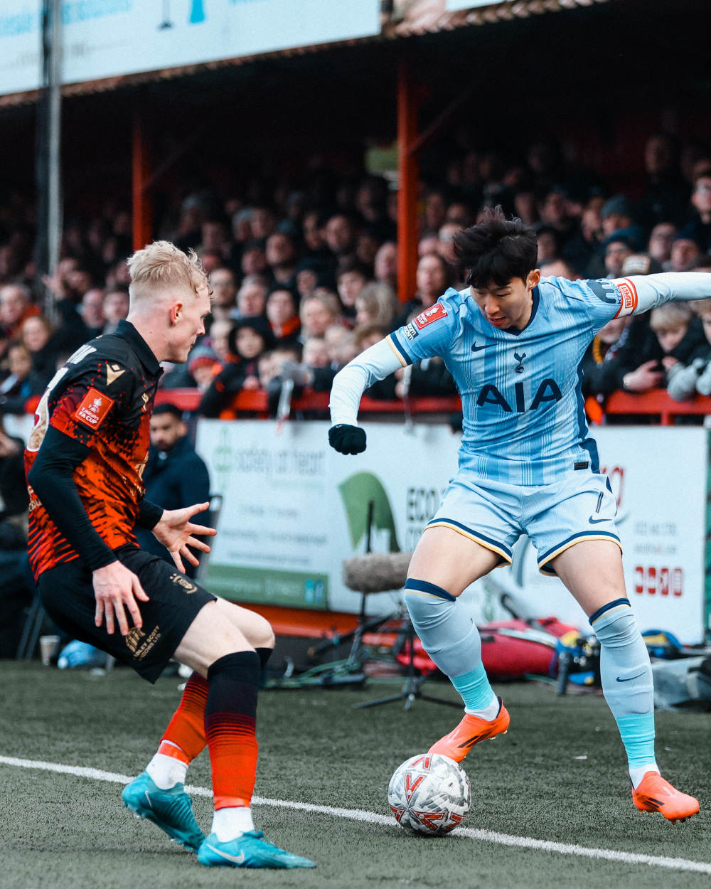 包含转会期布莱顿备战足总杯，官宣签约细节曝光，球迷炸锅，更衣室氛围转暖的词条